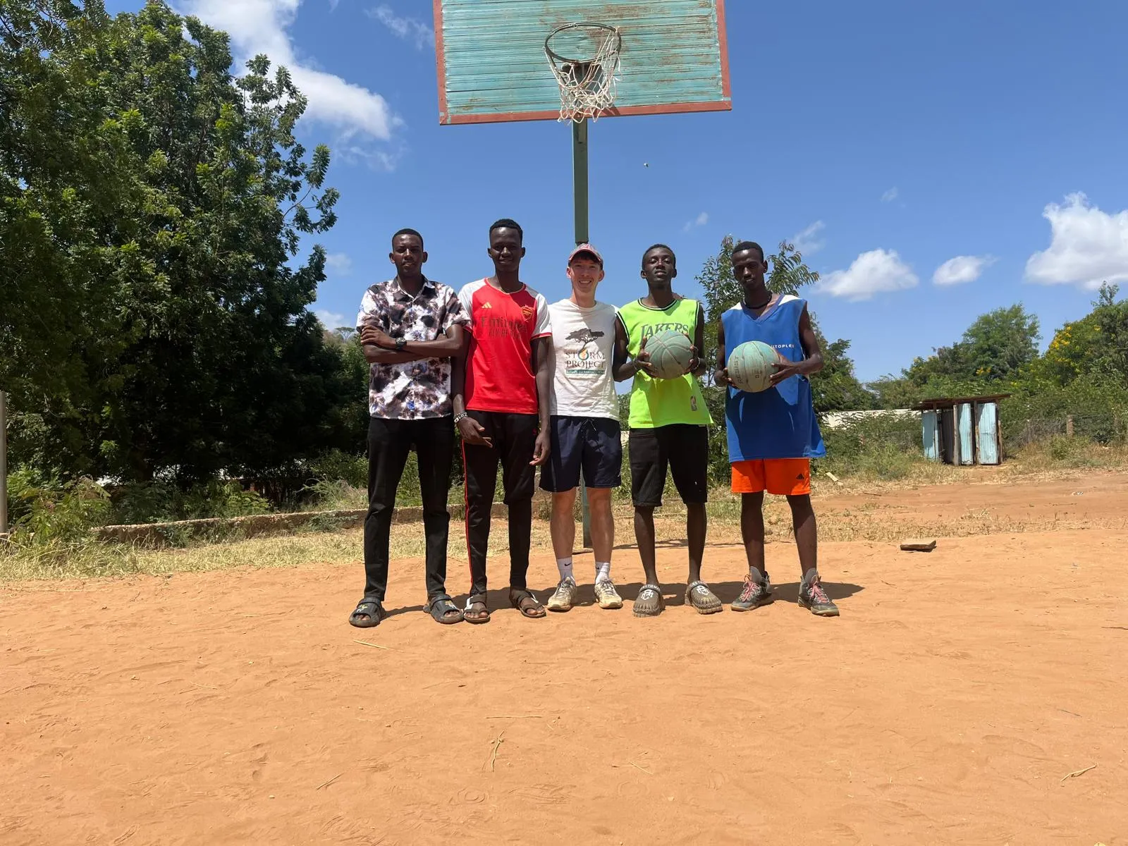 Die Basketballmannschaft der Irene School mit einem unserer Freiwilligen.